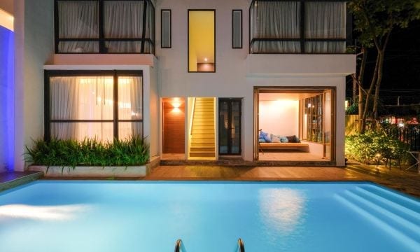 สระว่ายน้ำกลางแจ้งขนาดเล็กของ NornDee Hotel หัวหิน ในบรรยากาศสวนเงียบสงบ