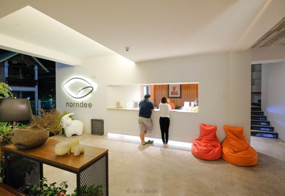มุมคาเฟ่และพื้นที่ส่วนกลางของ NornDee Hotel หัวหิน ใกล้ตลาดซิเคด้าย่านเขาตะเกียบ