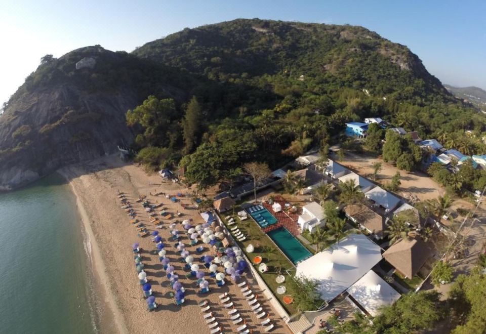 สระว่ายน้ำเกลือกลางแจ้งของ Sanae Beach Hua Hin มองออกไปเห็นทะเล