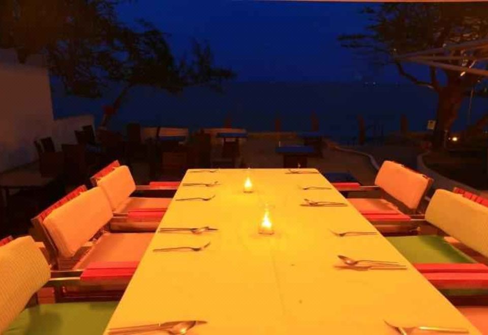ห้องพักโทนธรรมชาติพร้อมระเบียงและ outdoor shower ของ Sanae Beach
