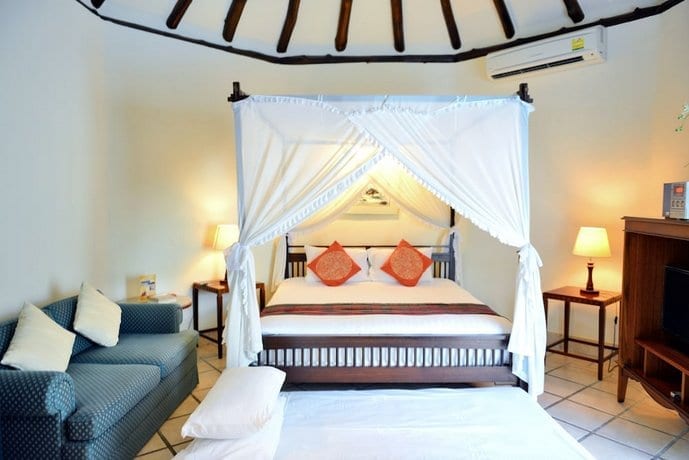 สระว่ายน้ำกลางแจ้งของ Supatra Hua Hin Resort มองออกไปเห็นหาดทรายและทะเลเขาตะเกียบ