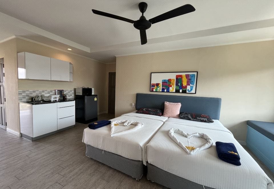 ห้องพักของ Surf and Sand Resort พร้อมระเบียงกว้างมองเห็นสระและมุมครัวเล็กในตัว