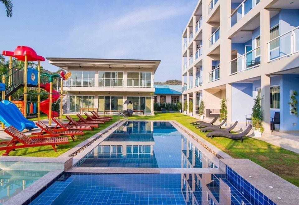 มุมร้านอาหารและพื้นที่นั่งเล่นของ Surf and Sand Resort หัวหิน บรรยากาศอบอุ่นเป็นกันเอง