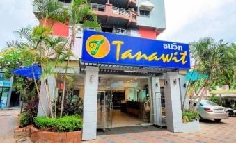 สระว่ายน้ำกลางแจ้งของ Tanawit Hotel & Spa หัวหิน บรรยากาศร่มรื่นกลางเมือง