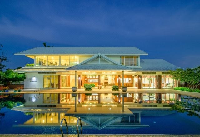 สระว่ายน้ำกลางแจ้งและพื้นที่พักผ่อนของ Hua Hin Condotel & Resort by Taweeporn