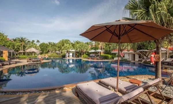 อาคารสไตล์ไทย-โคโลเนียลสีขาวครีมของ Wora Bura Hua Hin Resort ริมหาดเขาตะเกียบ
