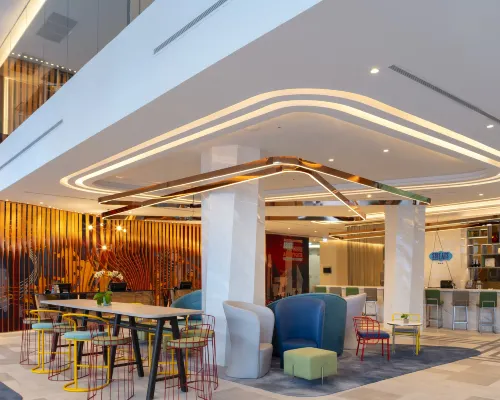 ล็อบบี้ ibis Styles Bangkok Ratchada บรรยากาศสดใสลายกราฟิกสีสัน