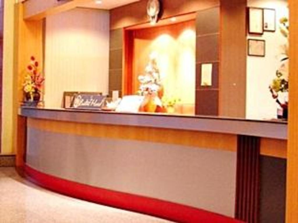 ห้องพักกว้างพร้อมแอร์ ตู้เย็น และเตียงนอนของบลูเทล กาฬสินธุ์