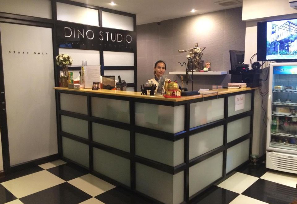 มุมตกแต่งสไตล์ศิลปะภายใน Dino Studio Luxury Homestay กาฬสินธุ์