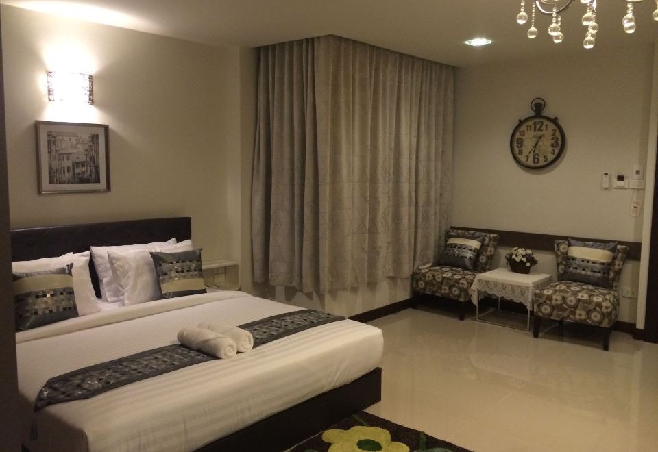 ห้องพักสไตล์อาร์ตของไดโน สตูดิโอ พร้อมเตียงและของตกแต่ง