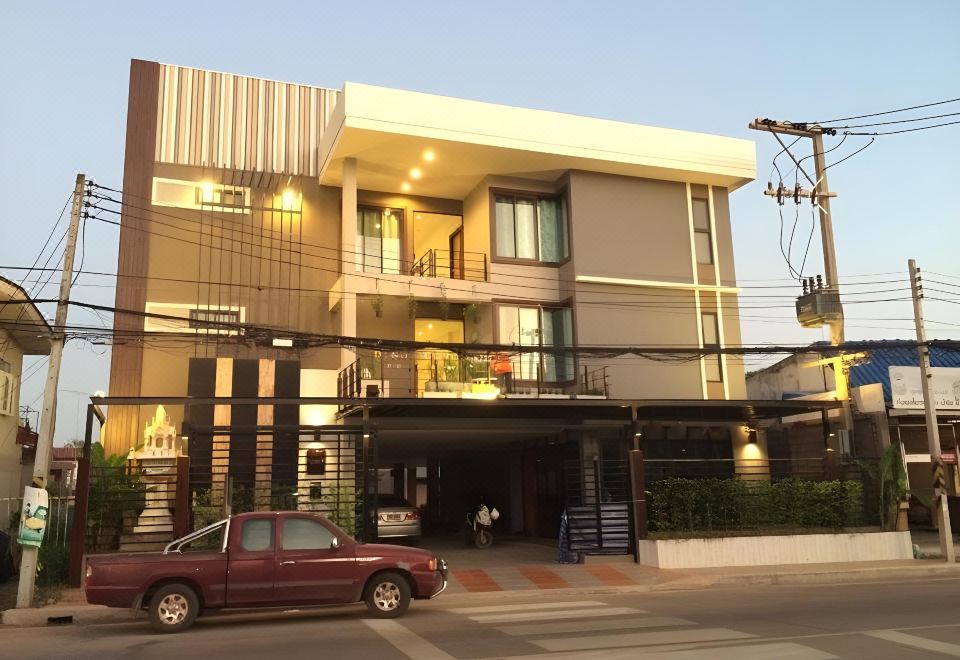 มุมคาเฟ่และพื้นที่นั่งเล่นของ Dino Studio กาฬสินธุ์