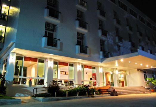 อาคารโรงแรม Phaiboonplace Hotel ริมถนนสมพมิตร ใจกลางเมืองกาฬสินธุ์