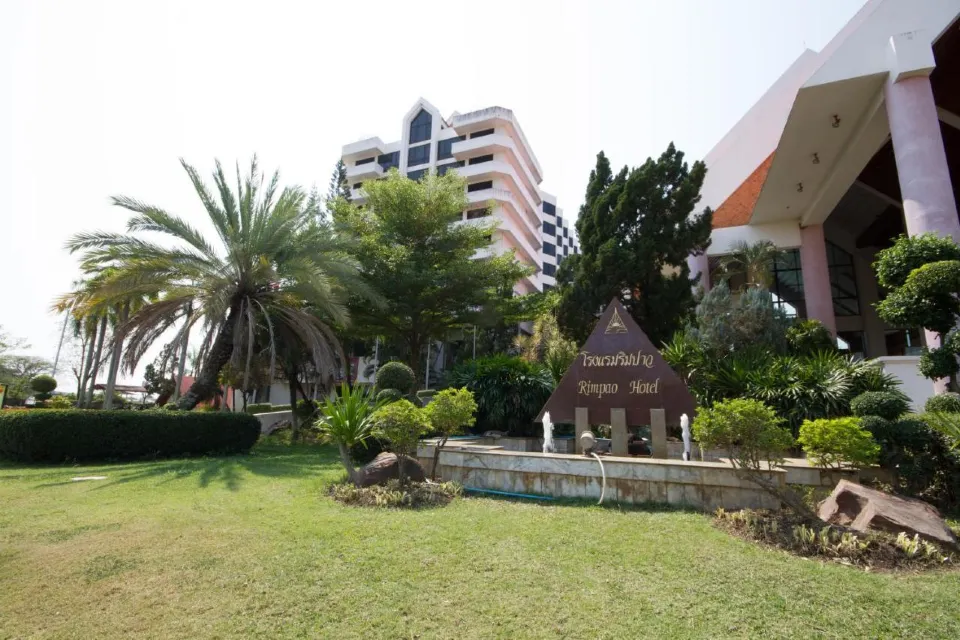 อาคารและบริเวณโรงแรมริมปาว ใจกลางเมืองกาฬสินธุ์