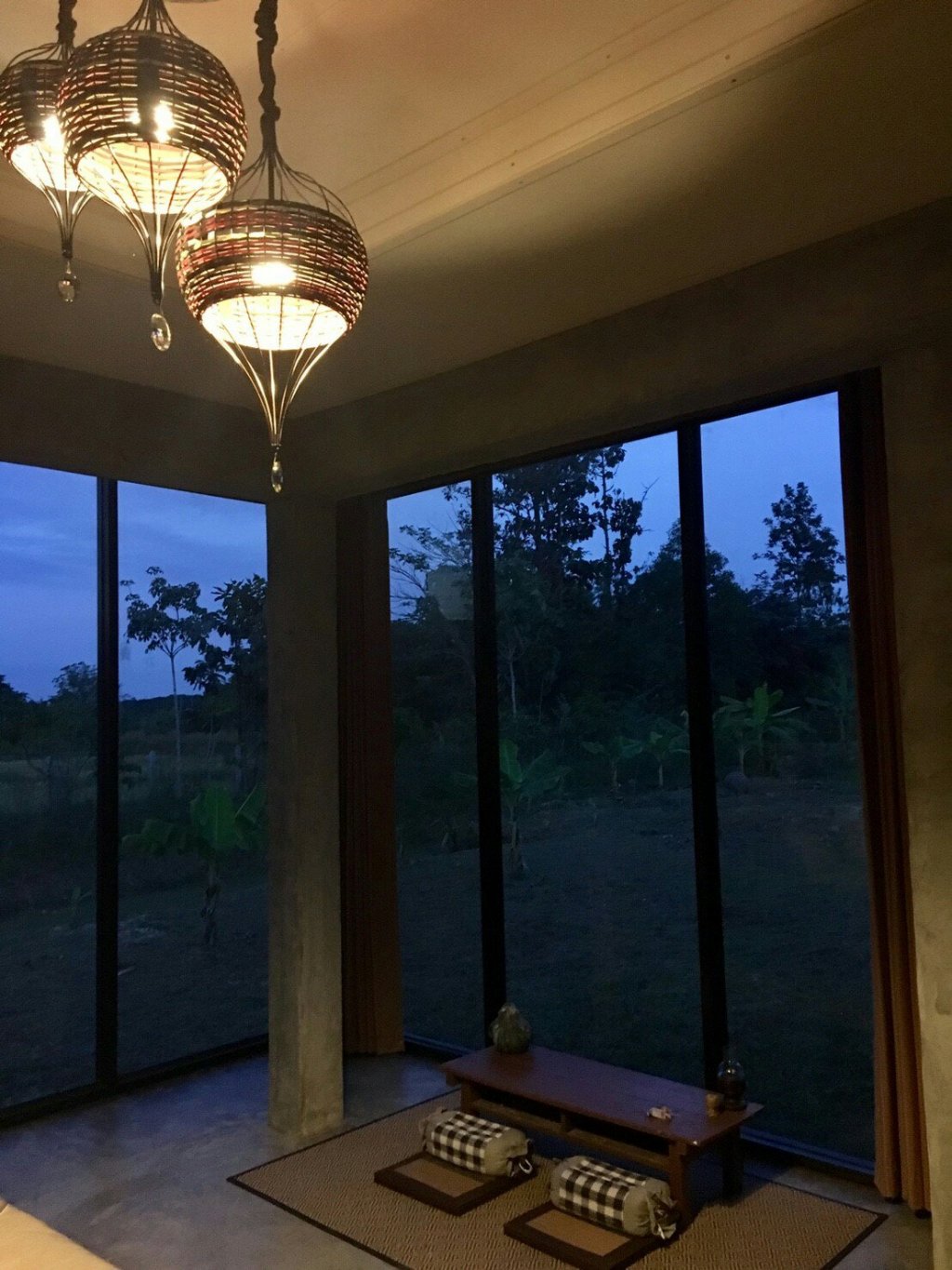 บรรยากาศสวนเงียบสงบรอบสุขวัญ บูทีค โฮม