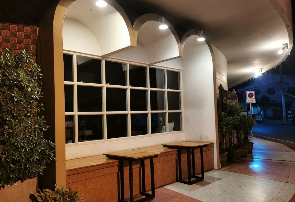 ห้องพักแบบเรียบง่ายของ Suphak Hotel กาฬสินธุ์ มีเตียงและที่นั่งพัก