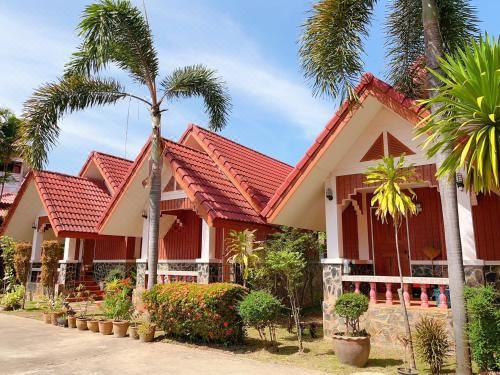 ภายในบังกะโล Bunraksa Resort เตียงนอน แอร์ และมุมครัวเล็ก