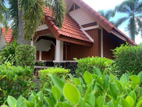 ระเบียงและสวนของ Bunraksa Resort ที่เงียบสงบเป็นส่วนตัว