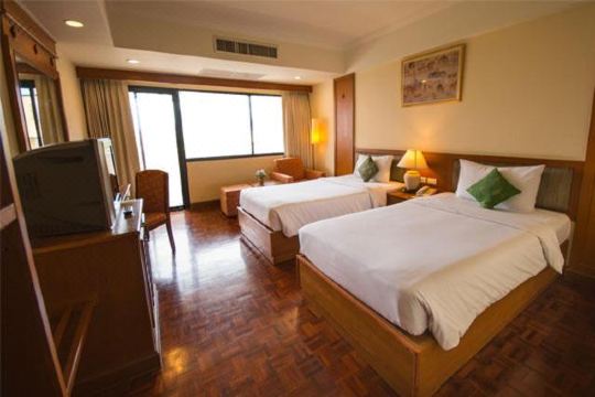 ห้องพักของ Chakungrao Riverview Hotel ตกแต่งสไตล์ไทย พื้นไม้ มีระเบียง