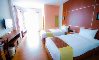 ห้องพักของ FIG Boutique Hotel ห้องกว้าง โทนเรียบ มีระเบียง