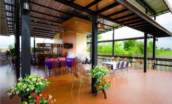 มุมห้องพักและห้องน้ำในตัวของ FIG Boutique Hotel