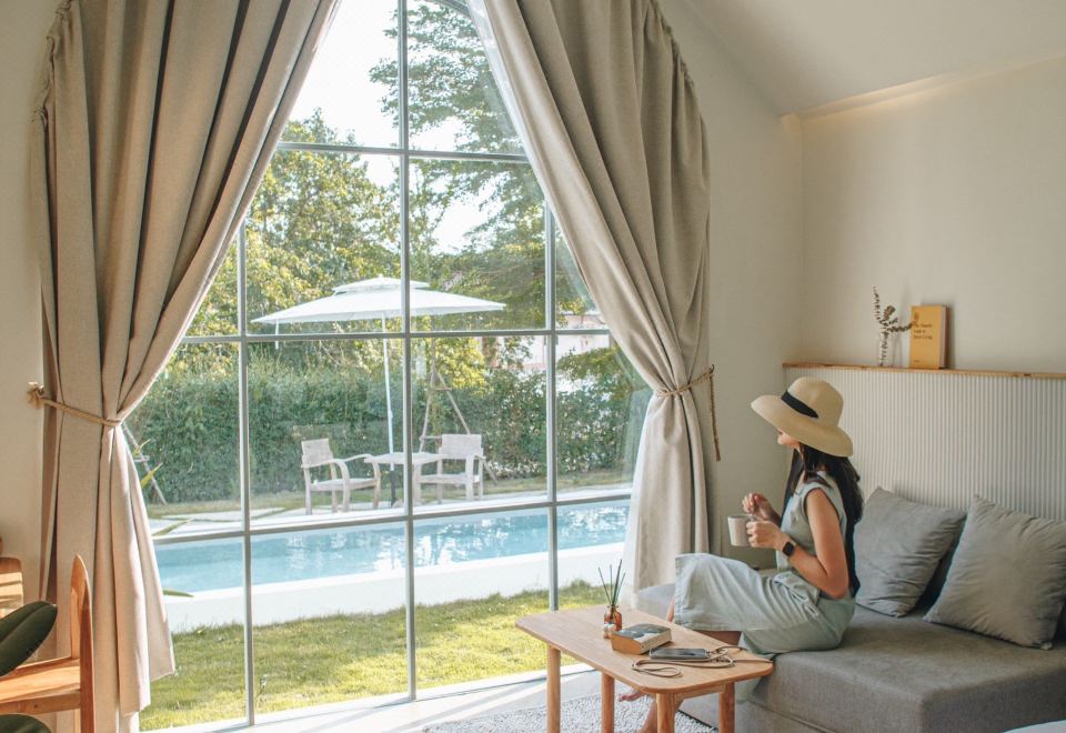สระว่ายน้ำกลางสวนและพื้นที่นั่งเล่นของ La Kana Boutique Villa