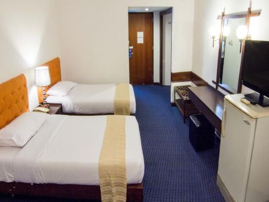 อาคารและล็อบบี้ของ Phet Hotel โรงแรมใจกลางเมืองกำแพงเพชร