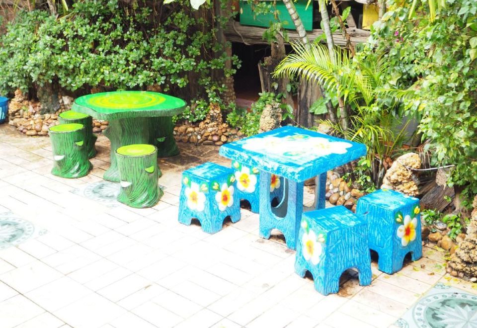 โซนสวนเขียวและที่นั่งเล่นรวมของ Three J Guesthouse กำแพงเพชร