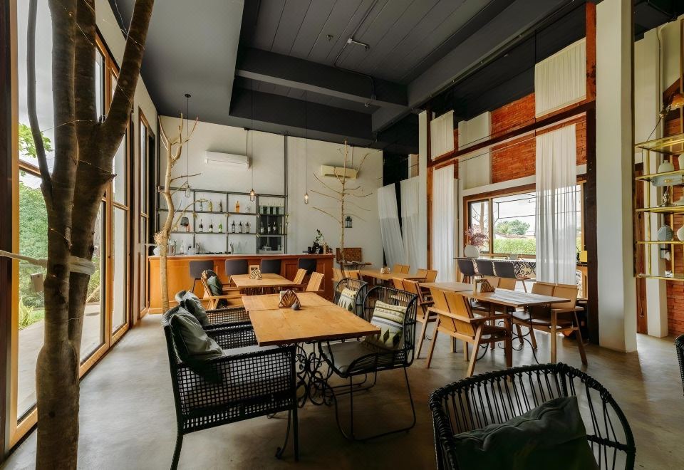 ห้องพักของ White Wall Riverfront Hotel เพดานสูง ตกแต่งสไตล์มินิมอลสีขาว