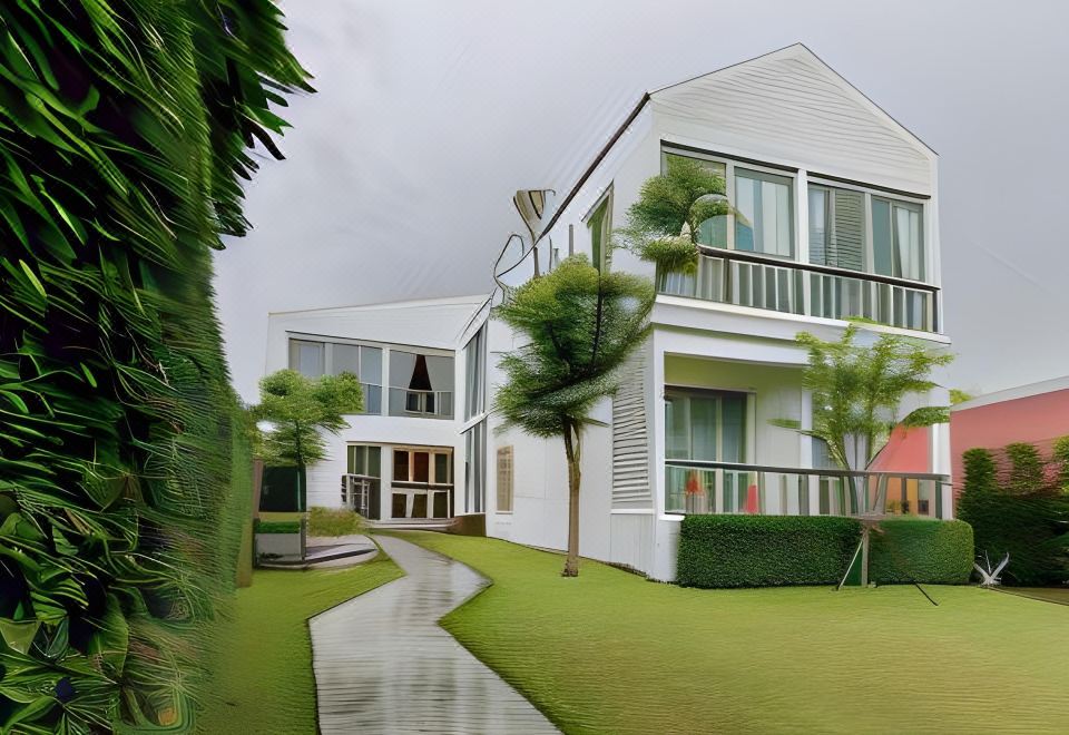 มุมระเบียงมองเห็นแม่น้ำปิงและสะพานจากห้องพัก White Wall Riverfront