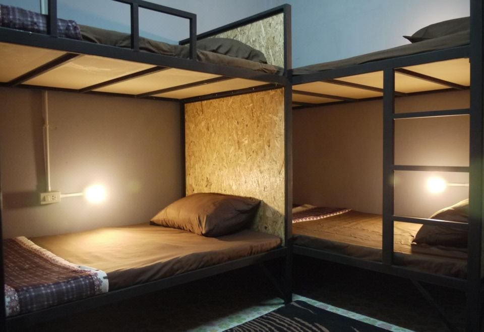 พื้นที่ส่วนกลางและเลานจ์ของ Asleep Hostel Kanchanaburi โทนสบายเหมาะนั่งเล่นและเจอเพื่อนร่วมทาง