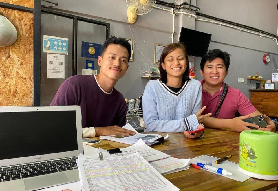 มุมรับแขกและบรรยากาศโฮสเทล Asleep Hostel ใจกลางเมืองกาญจนบุรี