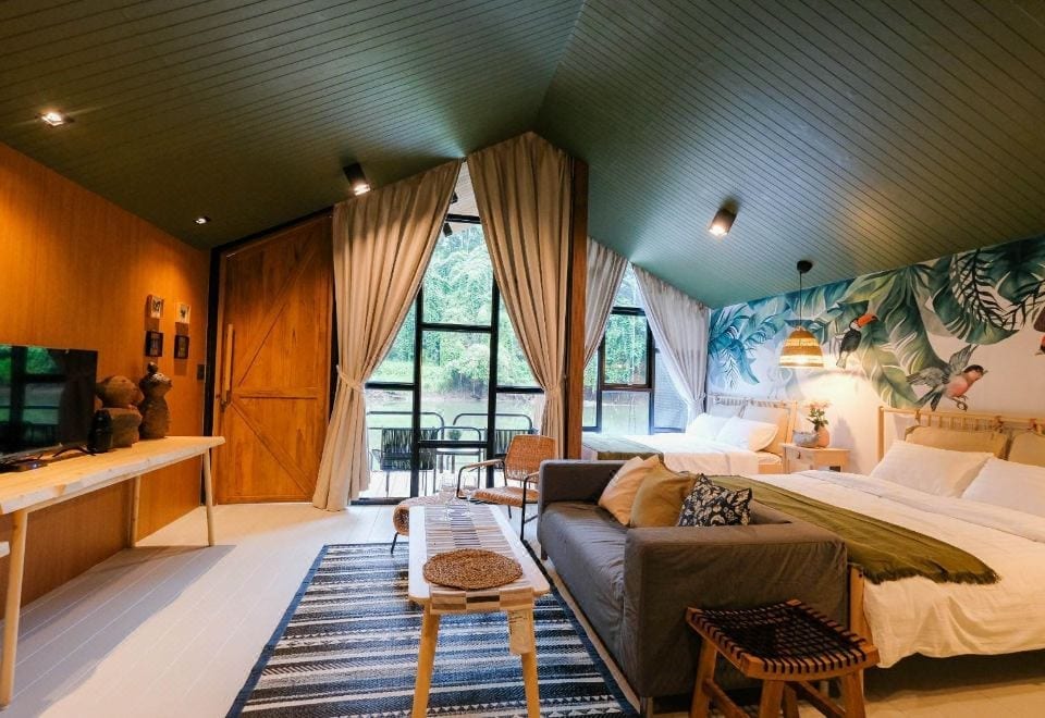 มุมนั่งเล่นริมน้ำและลานปิ้งบาร์บีคิวของ Baan Rai Darun Home Stay บรรยากาศร่มรื่นใกล้ชิดธรรมชาติ