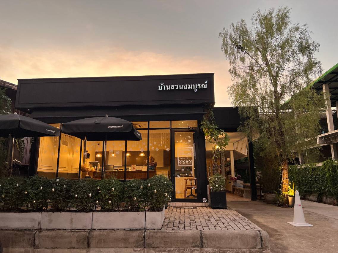 ห้องพักของบ้านสวนสมบูรณ์ตกแต่งโทนอบอุ่นสไตล์โมเดิร์น สะอาดและน่าอยู่