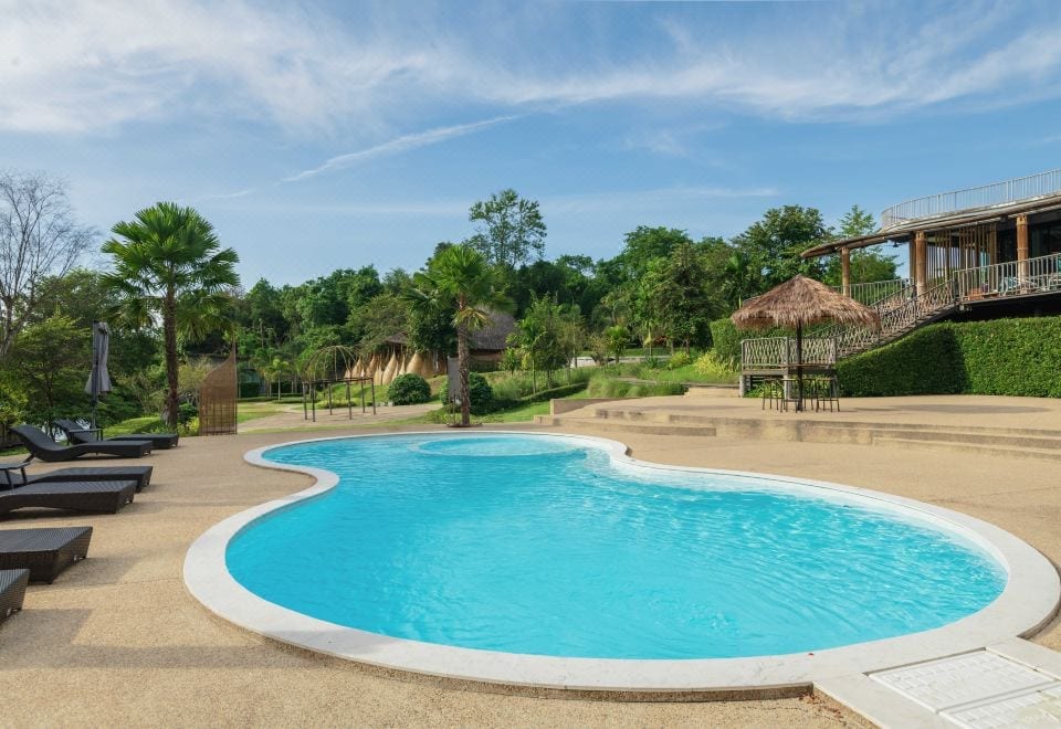 ห้องแพติดแอร์ของ Binlha Raft Resort ลอยอยู่ริมแม่น้ำแควน้อยพร้อมระเบียงไม้