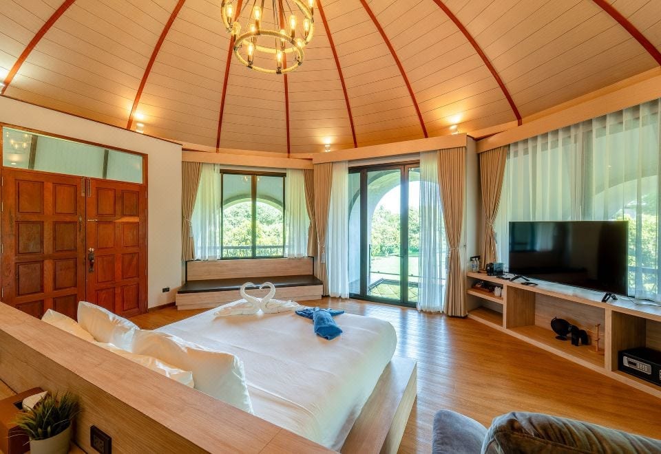 บรรยากาศระเบียงตาข่ายริมน้ำของ Binlha Raft Resort สำหรับเอนนอนเล่นเหนือแม่น้ำ