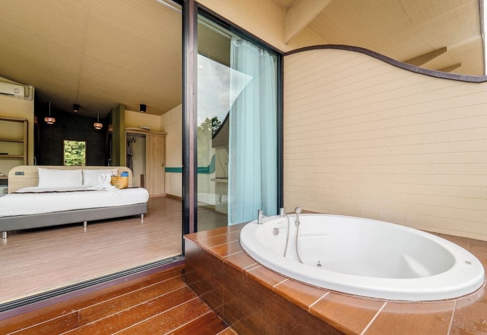 วิวแม่น้ำแควน้อยและภูเขาฉากหลังของ Binlha Raft Resort ในอำเภอไทรโยค กาญจนบุรี