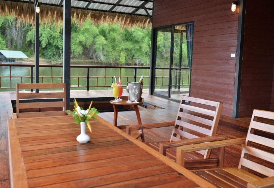 บรรยากาศริมแม่น้ำแควน้อยของ Boutique Raft Resort ย่านไทรโยค กาญจนบุรี