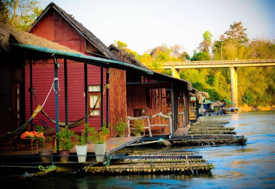 มุมพักผ่อนและสระว่ายน้ำของ Boutique Raft Resort River Kwai ท่ามกลางธรรมชาติ