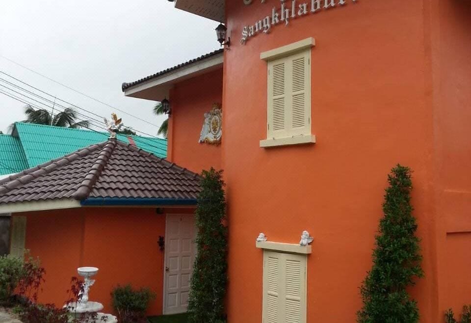 อาคารและมุมตกแต่งธีมปราสาทของ Chateau de Sangkhlaburi ในตำบลหนองลู สังขละบุรี