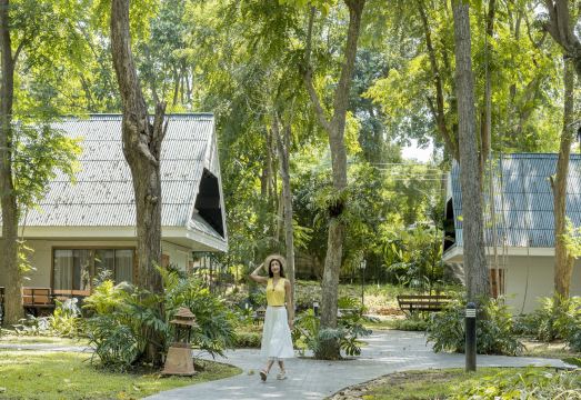 บรรยากาศริมแม่น้ำแควใหญ่ของ Comsaed River Kwai Resort มองเห็นแนวภูเขาเป็นฉากหลัง