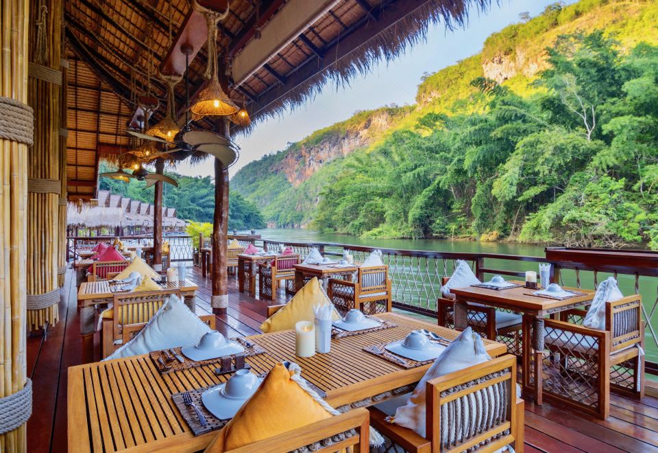 วิลล่าไม้สักลอยน้ำของ The Float House River Kwai เรียงรายริมแม่น้ำแควน้อย