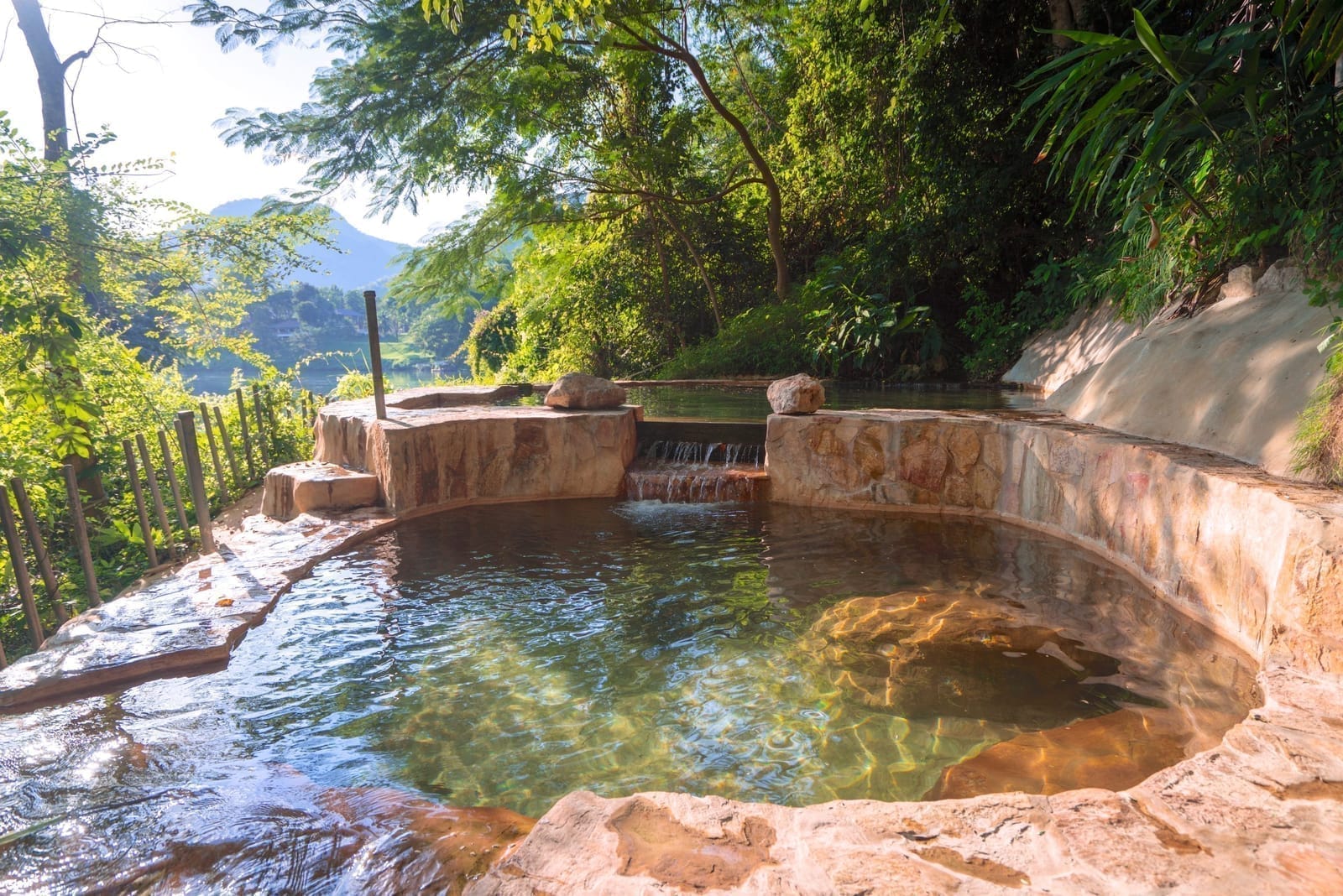 บรรยากาศแม่น้ำแควน้อยและภูเขาหน้า Hintok River Camp ยามเช้า