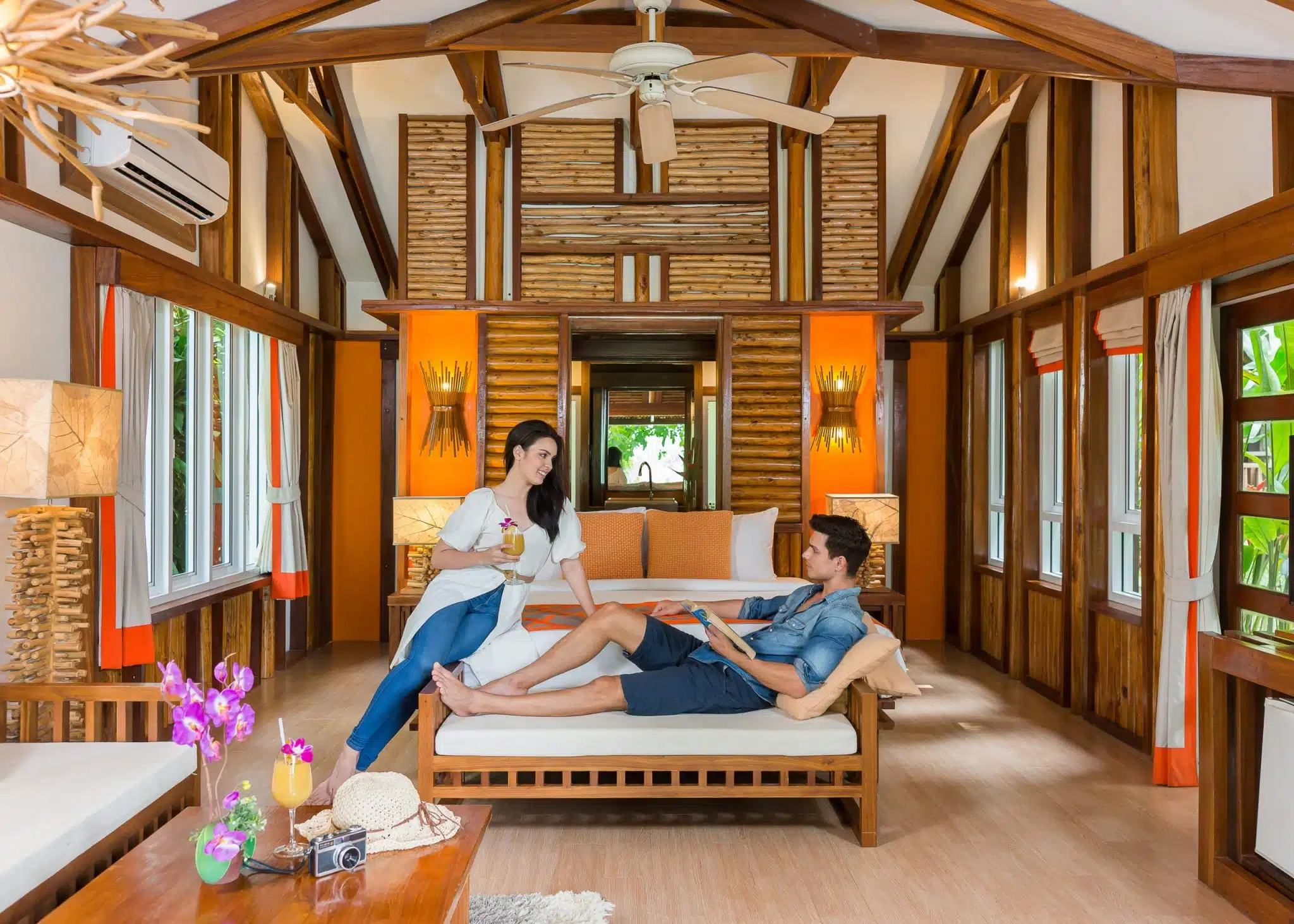 บรรยากาศต้อนรับสไตล์บ้านไม้ซุงอบอุ่นของ Home Phutoey River Kwai กลางธรรมชาติย่านไทรโยค