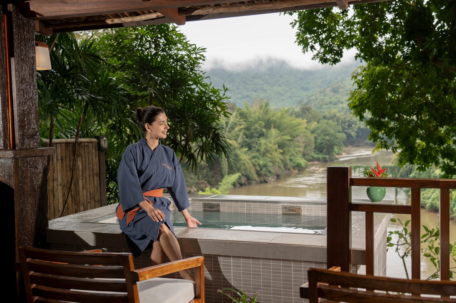 ห้อง River View Onsen Villa พร้อมอ่างแช่ออนเซ็นส่วนตัวมองวิวแม่น้ำแควน้อย
