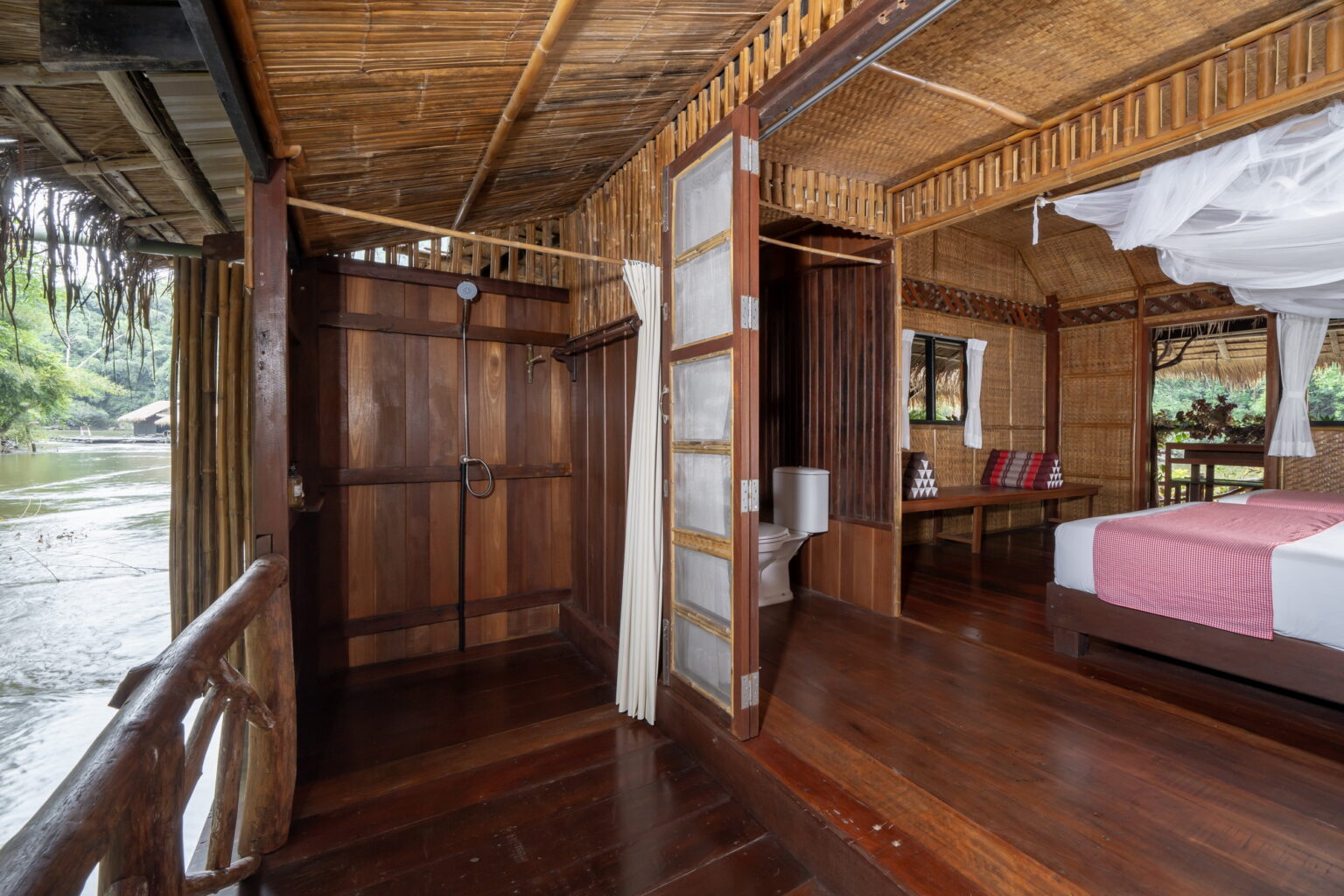 บรรยากาศระเบียงไม้ไผ่ริมน้ำของ River Kwai Jungle Rafts มองเห็นแม่น้ำและป่า