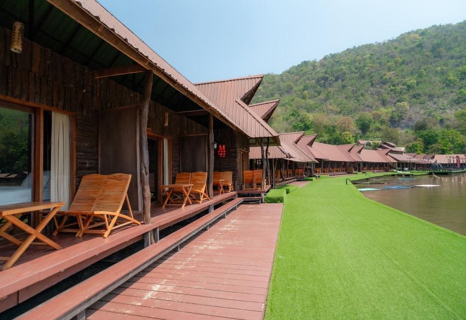 ห้องแพลอยน้ำของ River Kwai Jungle View ริมแม่น้ำแควน้อยพร้อมระเบียงไม้และวิวแม่น้ำ