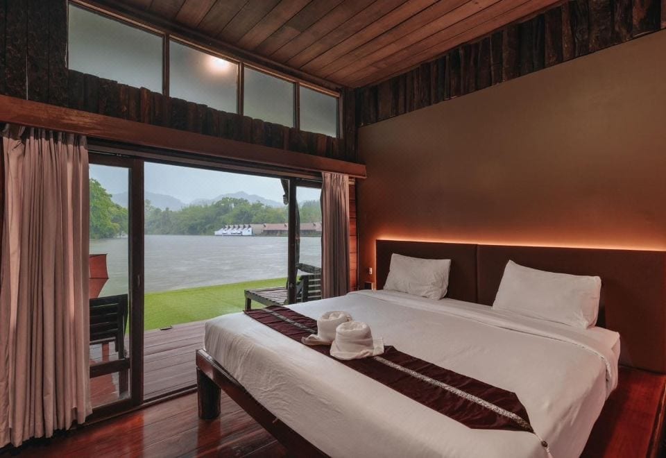 บรรยากาศสระว่ายน้ำและพื้นที่ส่วนกลางริมน้ำของ River Kwai Jungle View ไทรโยค