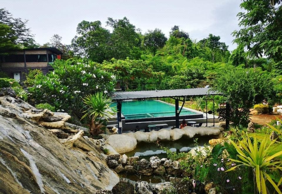 สระว่ายน้ำกลางแจ้งและสวนของ Keeree Loft Resort ทองผาภูมิ