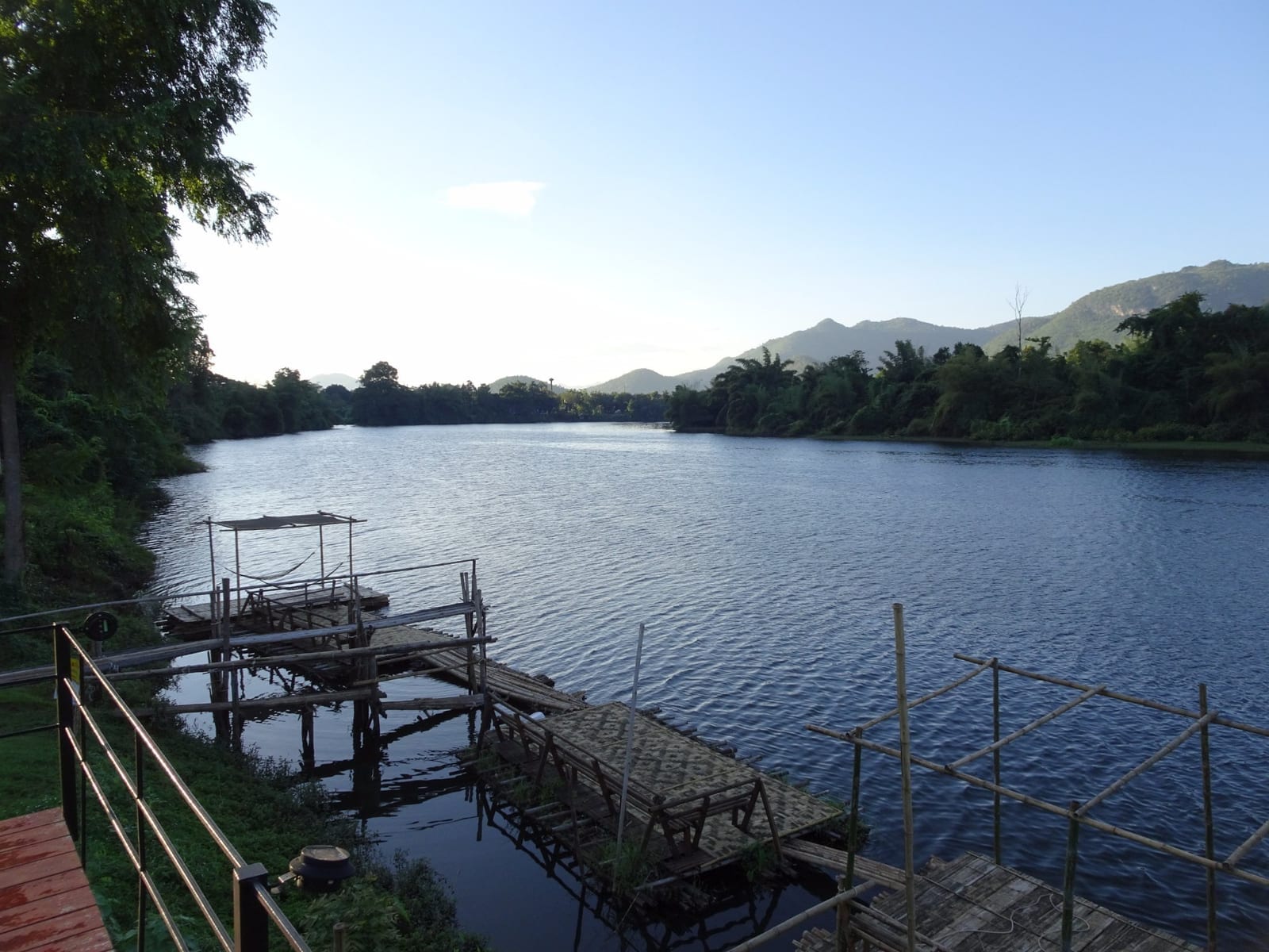 บ้านริมน้ำของ KG House กาญจนบุรี เห็นวิวแม่น้ำแควใหญ่และภูเขาเขียวฝั่งตรงข้าม
