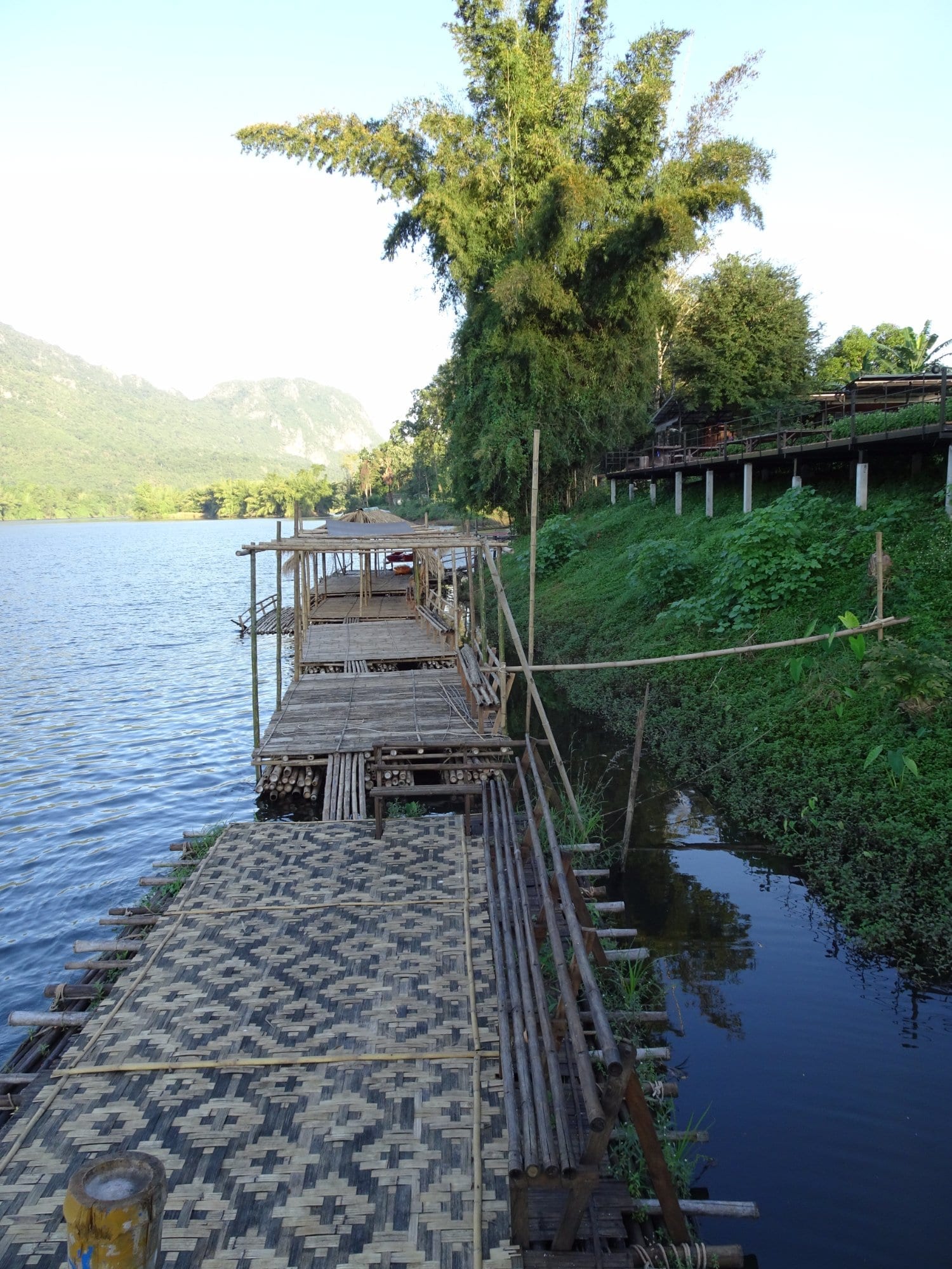 เด็คไม้ริมน้ำและจุดเล่นน้ำของ KG House พร้อมเรือคายัคและกิจกรรมทางน้ำ